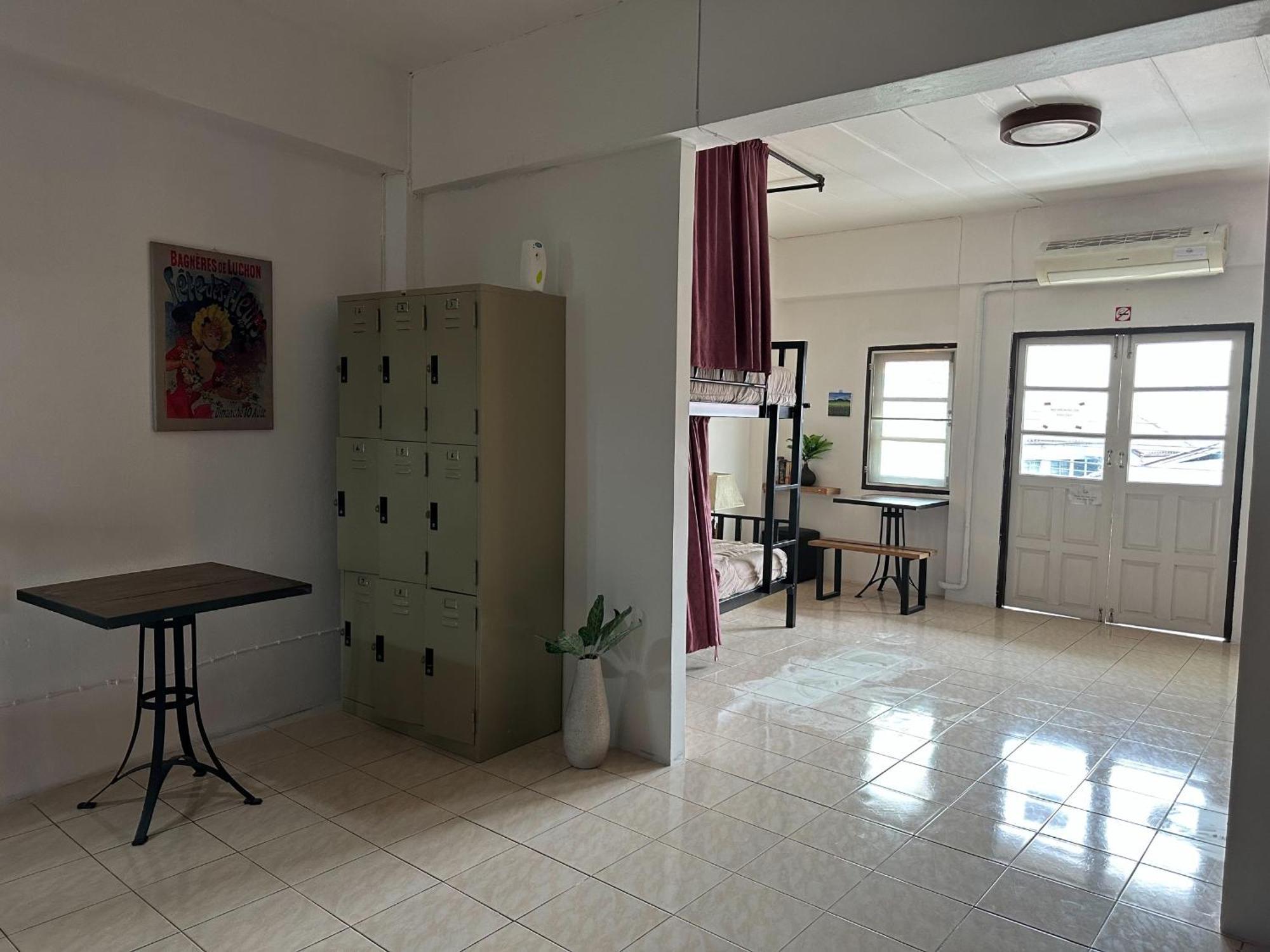 The Cabin Backpackers Hostel & Bar Чиангмай Экстерьер фото