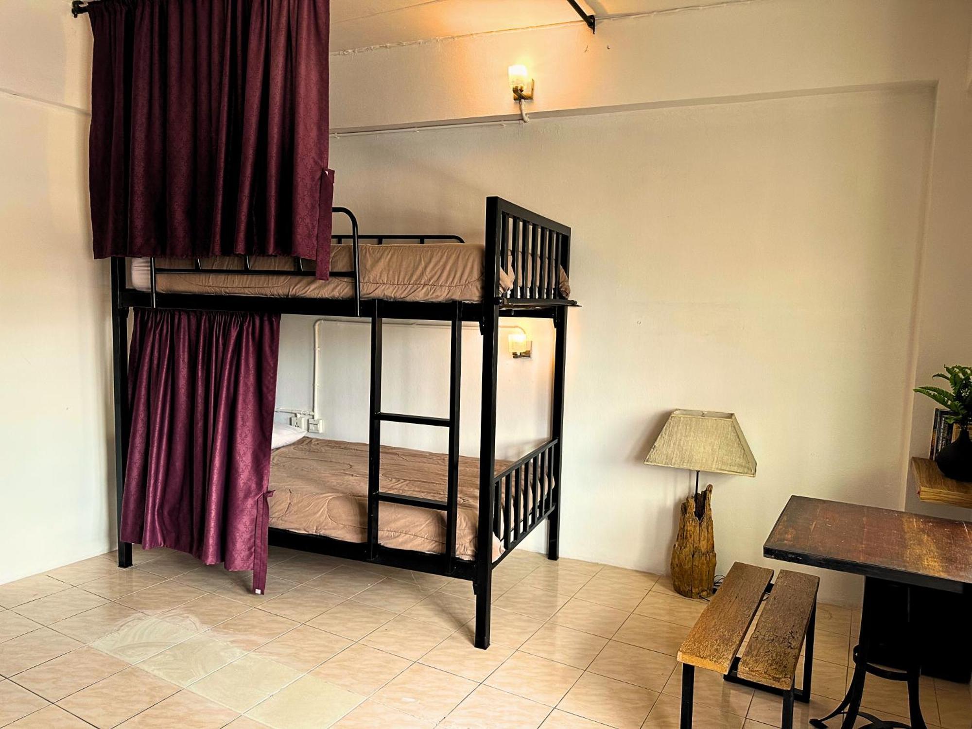 The Cabin Backpackers Hostel & Bar Чиангмай Экстерьер фото